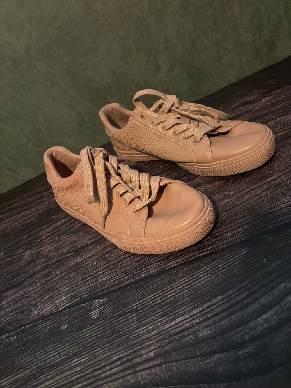Tommy Hilfiger Lexxa Sneakers Size 10M Blush Pink Monogram Embossed